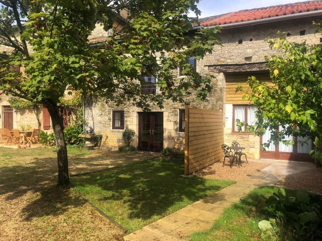 Blacksmiths Apartment In Blanzay - 1 Bed Екстер'єр фото